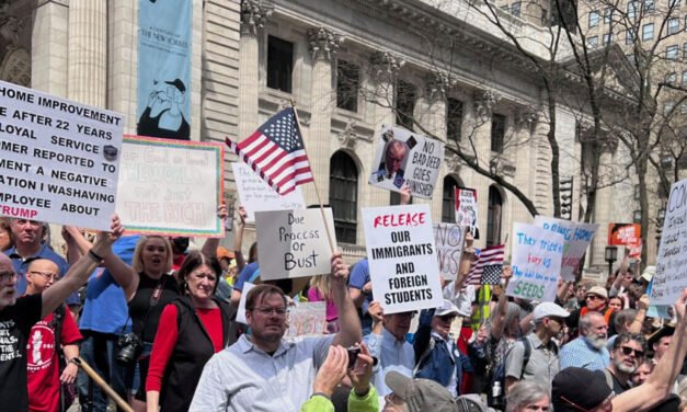 Manifestantes anti-Trump acuden a manifestaciones en Nueva York, Washington y otras ciudades del país.