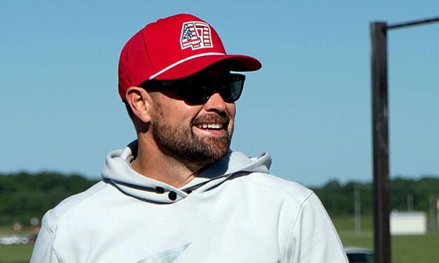 <strong>Ricky Stenhouse Jr. visita Fort Campbell antes del fin de semana de la carrera Cracker Barrel 400</strong>