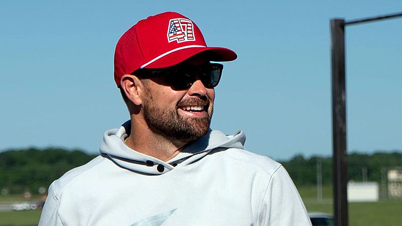 <strong>Ricky Stenhouse Jr. visita Fort Campbell antes del fin de semana de la carrera Cracker Barrel 400</strong>