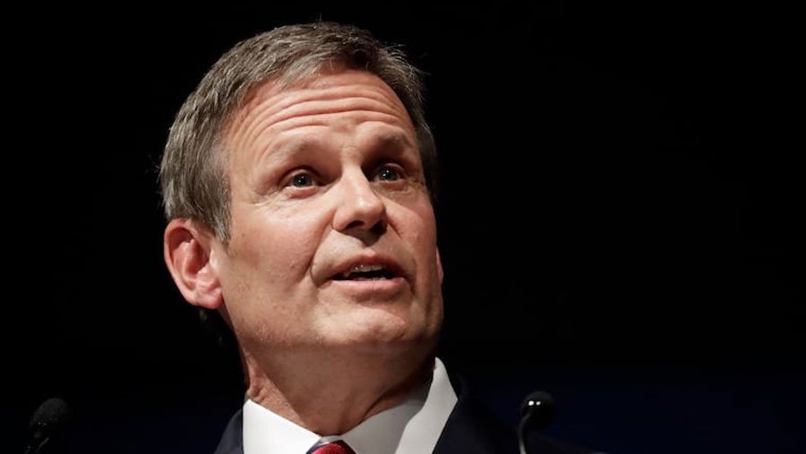 Gobernador de Tennessee promulga ley que criminaliza dar refugio a inmigrantes indocumentados