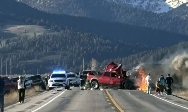 Una colisión entre una camioneta y un camión turístico cerca del Parque Nacional de Yellowstone deja 7 muertos