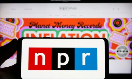 NPR demanda a la administración Trump y afirma que los recortes de financiación violan los derechos de la Primera Enmienda.