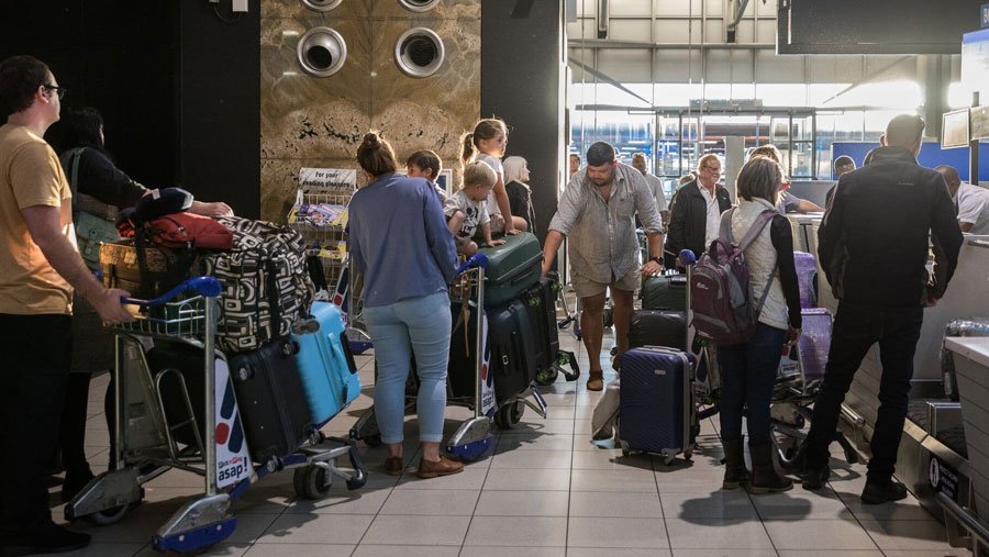 Decenas de sudafricanos blancos parten hacia EE.UU. con estatus de refugiados