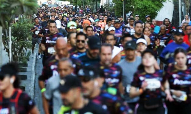 Corredores celebran participar en Medio Maratón de Zapopan