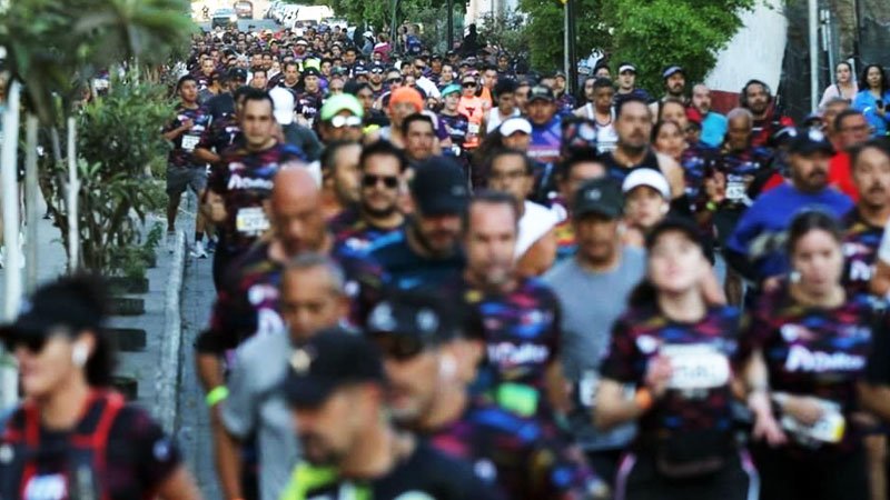 Corredores celebran participar en Medio Maratón de Zapopan