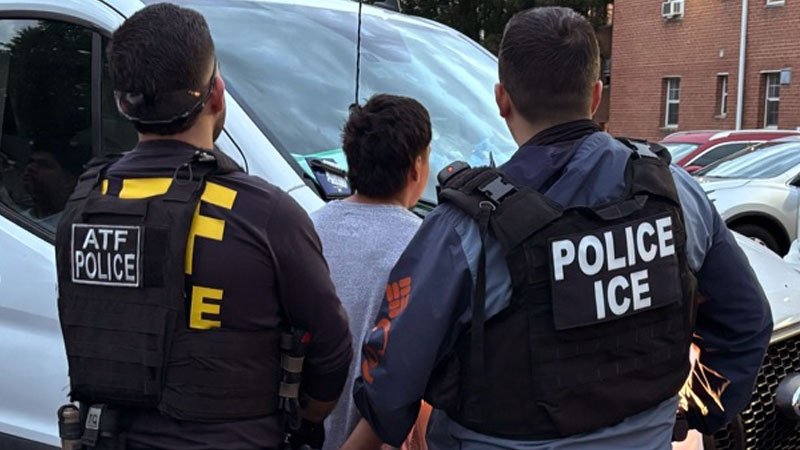 El ICE realiza un número récord de arrestos de inmigrantes en un solo día