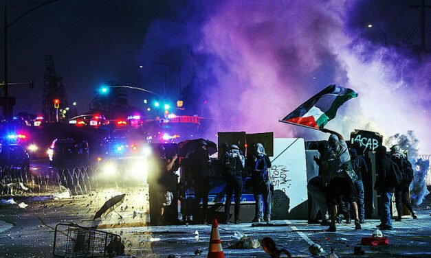 Fuego en las calles: los automóviles arden en medio de los disturbios en Los Ángeles