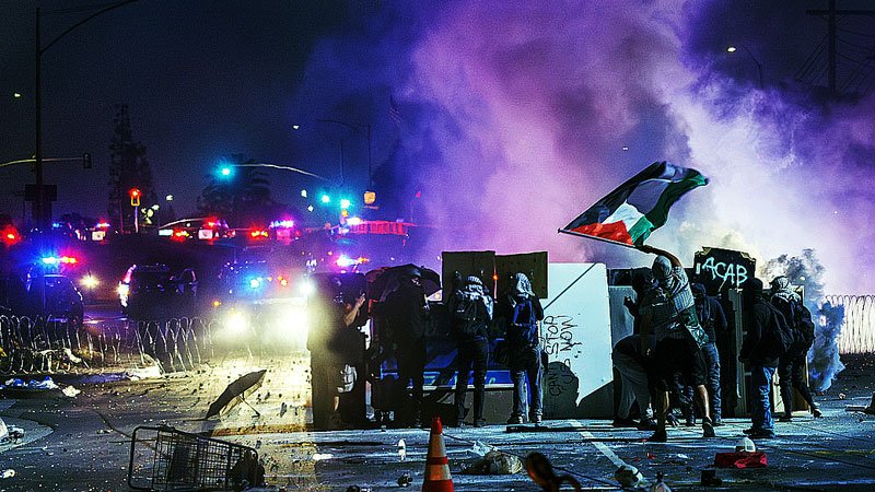 Fuego en las calles: los automóviles arden en medio de los disturbios en Los Ángeles