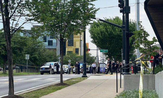 Oficial involucrado en tiroteo en Nashville; sospechoso murió