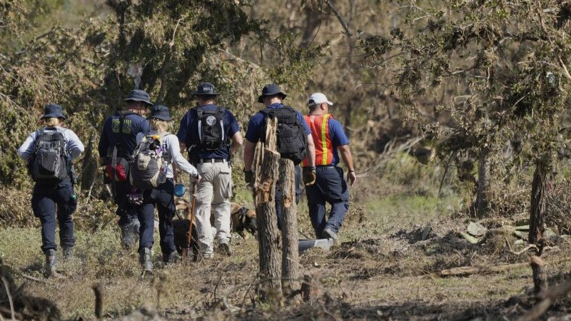Más de 2.000 socorristas ayudan en la búsqueda en Texas devastado por las inundaciones