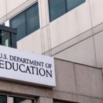 El Departamento de Educación dice que liberará miles de millones de dólares en subvenciones retenidas restantes para las escuelas.
