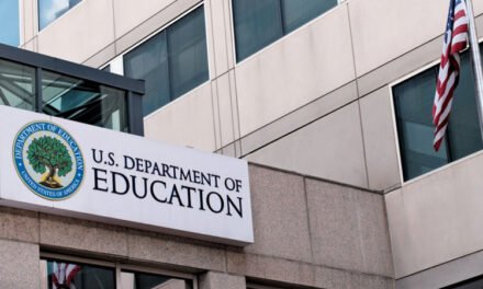 El Departamento de Educación dice que liberará miles de millones de dólares en subvenciones retenidas restantes para las escuelas.