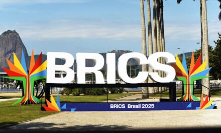 “Tratan de destruir al dólar”: Trump amenaza a los BRICS