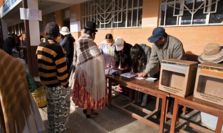 Cierran los centros de votación en las elecciones generales de Bolivia