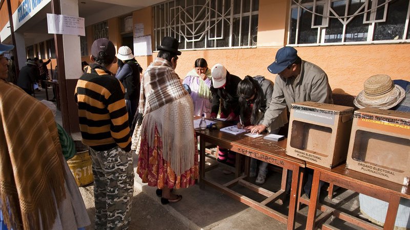 Cierran los centros de votación en las elecciones generales de Bolivia