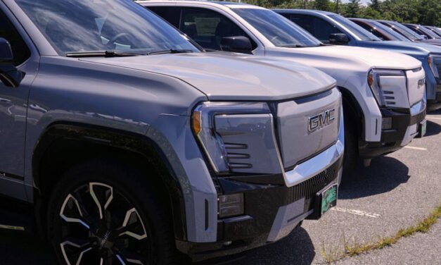Más estadounidenses deben más por sus autos de lo que valen