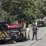 Un autobús que transportaba a un equipo de fútbol americano de secundaria se estrella cerca de Pittsburgh; 21 personas son trasladadas a hospitales.
