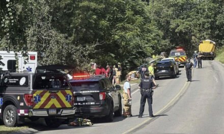 Un autobús que transportaba a un equipo de fútbol americano de secundaria se estrella cerca de Pittsburgh; 21 personas son trasladadas a hospitales.