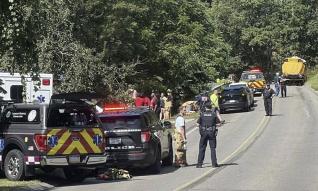 Un autobús que transportaba a un equipo de fútbol americano de secundaria se estrella cerca de Pittsburgh; 21 personas son trasladadas a hospitales.
