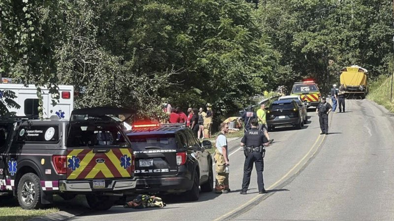 Un autobús que transportaba a un equipo de fútbol americano de secundaria se estrella cerca de Pittsburgh; 21 personas son trasladadas a hospitales.