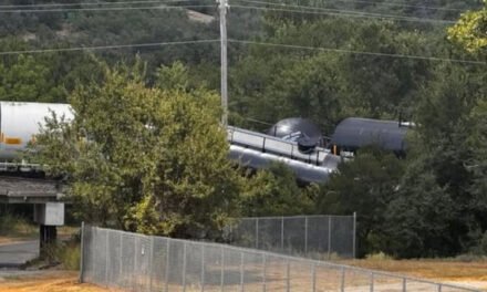 Tren con al menos 35 vagones que transportaban materiales peligrosos se descarriló en Texas