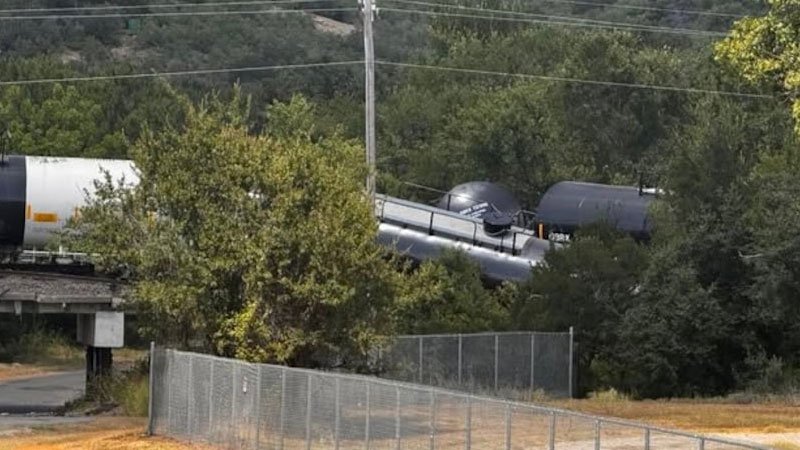 Tren con al menos 35 vagones que transportaban materiales peligrosos se descarriló en Texas