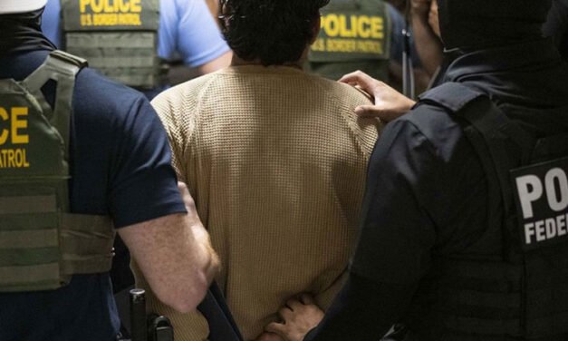 El juez Kavanaugh genera controversia al afirmar que ciudadanos pueden demandar a ICE por excesos