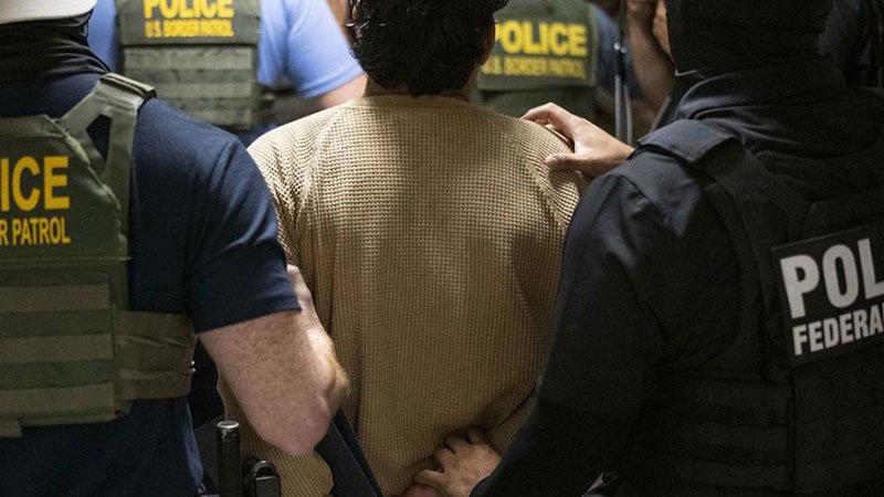 El juez Kavanaugh genera controversia al afirmar que ciudadanos pueden demandar a ICE por excesos