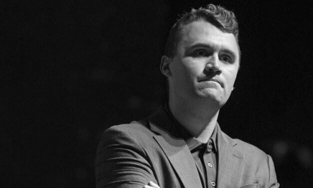Trump anuncia la muerte del activista Charlie Kirk, tiroteado en acto público