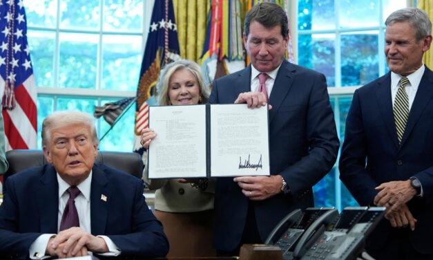 Trump firma un memorando con el gobernador de Tennessee, Lee, para enviar la Guardia Nacional a Memphis.
