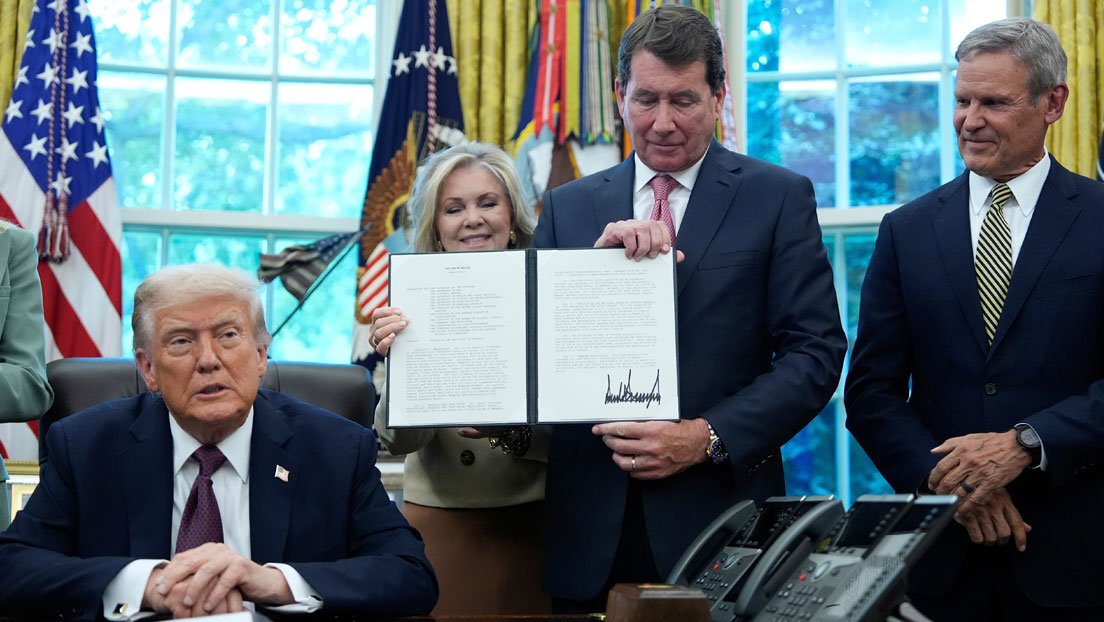 Trump firma un memorando con el gobernador de Tennessee, Lee, para enviar la Guardia Nacional a Memphis.