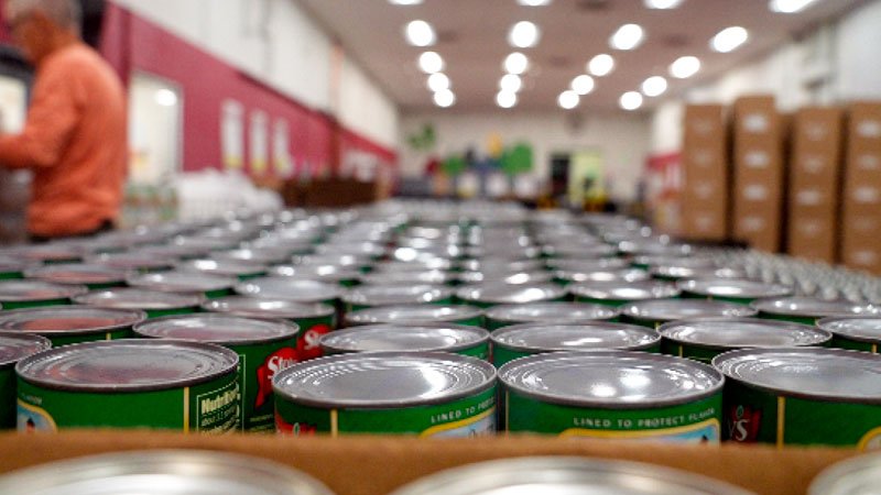 El cierre del gobierno genera más incertidumbre en los bancos de alimentos, que ya están sobrecargados