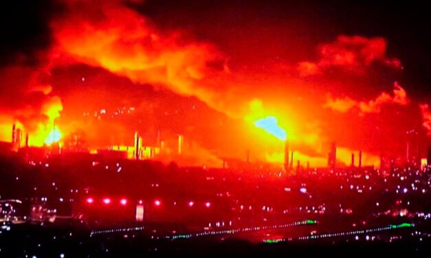 Explosión desata un incendio masivo en la refinería de Chevron en el sur de california