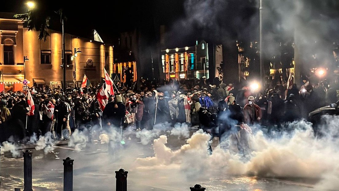 Manifestantes irrumpen en el patio de la residencia del presidente de Georgia