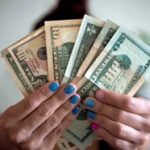 Peso mexicano, con impulso frente al dólar tras apertura del gobierno en EU