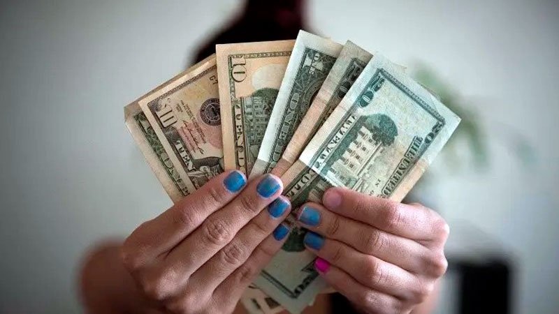 Peso mexicano, con impulso frente al dólar tras apertura del gobierno en EU