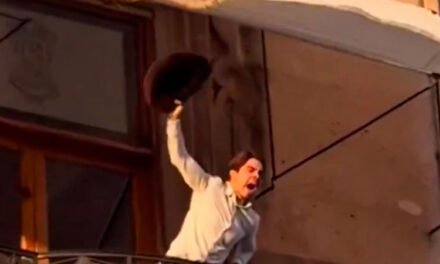 Manifestantes toman violentemente palacio de Gobierno tras el asesinato de alcalde en México