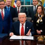 El presidente Trump firma el proyecto de ley de gastos aprobado por el Congreso, poniendo fin al cierre de gobierno más largo de la historia.