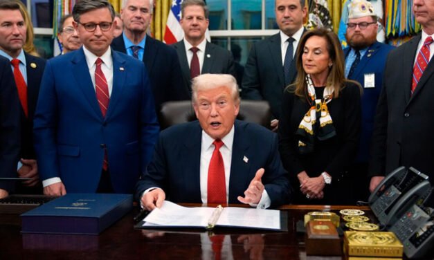 El presidente Trump firma el proyecto de ley de gastos aprobado por el Congreso, poniendo fin al cierre de gobierno más largo de la historia.