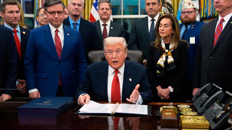 El presidente Trump firma el proyecto de ley de gastos aprobado por el Congreso, poniendo fin al cierre de gobierno más largo de la historia.