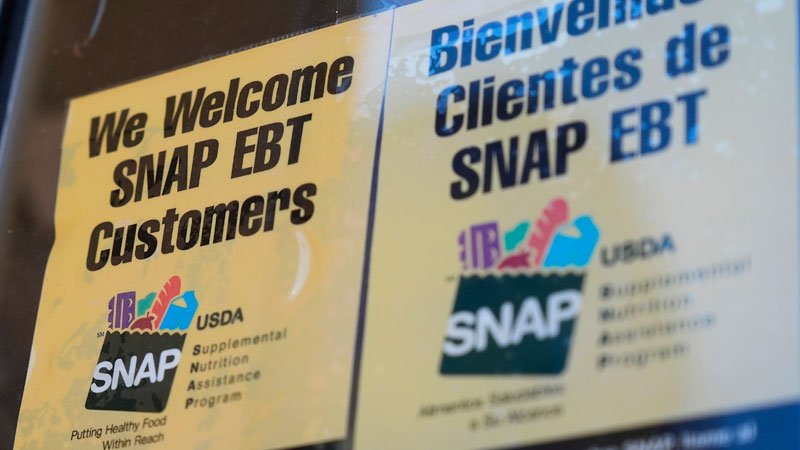 El gobernador de Tennessee busca claridad sobre la política SNAP del USDA para inmigrantes legales