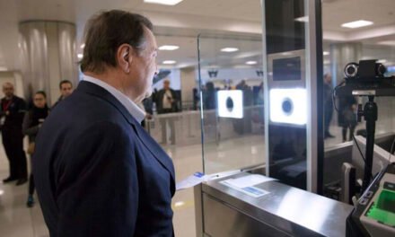 EE.UU. Impone Registro Biométrico Obligatorio para Todo Extranjero y Aumentan las Denegaciones de Acceso