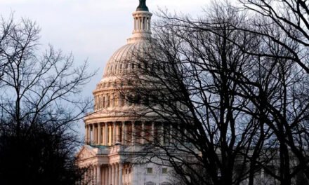 El Senado bloquea dos planes sobre los seguros de salud: las primas de ‘Obamacare’ subirán en 2026 sin un acuerdo