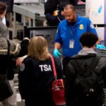 ¿No tienes una identificación oficial? La TSA pronto cobrará $45 por controles de seguridad adicionales.