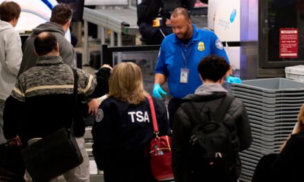 ¿No tienes una identificación oficial? La TSA pronto cobrará $45 por controles de seguridad adicionales.