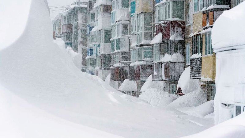 Una nevada histórica que sepultó edificios: los estragos del ciclón invernal en Kamchatka