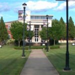 La Universidad de Lipscomb fue demandada por 11 estudiantes que supuestamente se enfermaron por moho negro en los dormitorios