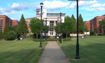 La Universidad de Lipscomb fue demandada por 11 estudiantes que supuestamente se enfermaron por moho negro en los dormitorios