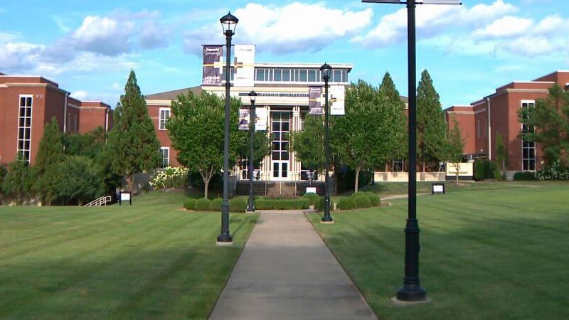 La Universidad de Lipscomb fue demandada por 11 estudiantes que supuestamente se enfermaron por moho negro en los dormitorios