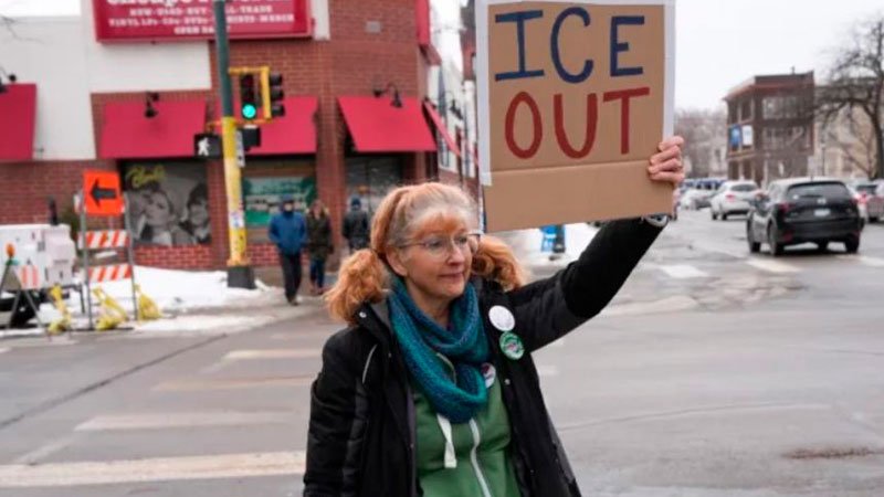 Familias escondidas y observadores desafiantes: así es Minneapolis tras la llamada “reducción” de ICE